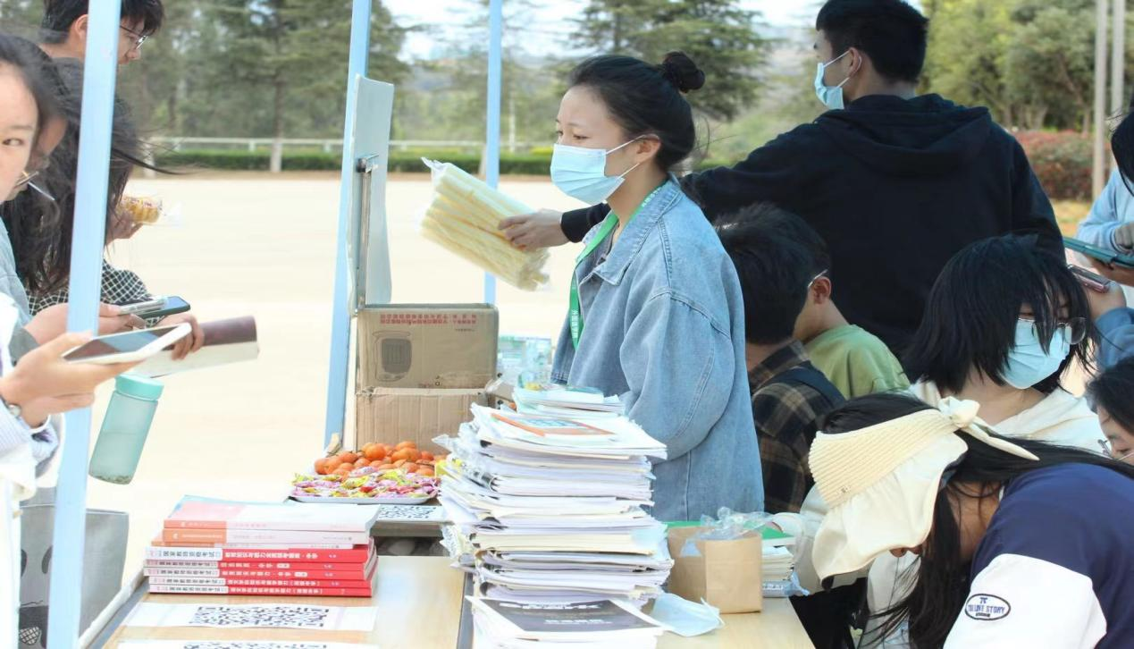 三月春风，如沐雷锋